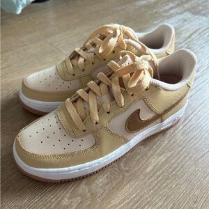Nike Tan and Brown Sneakers